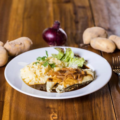 Restaurant FERDINAND auf der Waldau in Stuttgart Degerloch - unsere schwäbischen Maultaschen mit Zwiebeljus und Kartoffelsalat