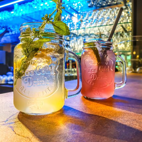 Ein Hit in unserer Bar, im Biergarten und im Restaurant - die hausgemachten Holunderblüten-Wunder-Limonaden im Ferdinand Restaurant Stuttgart